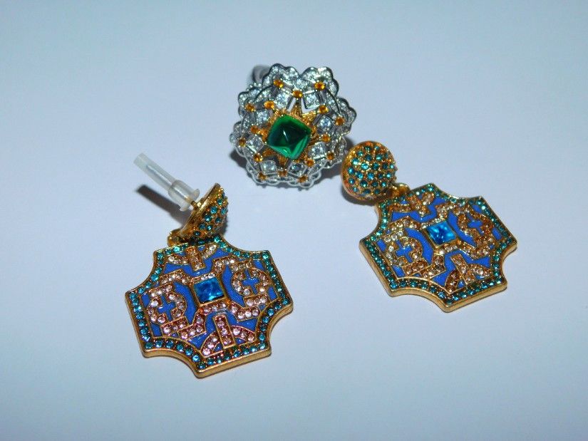 Set deosebit, inel nou reglabil , cercei noi spectaculosi, metal rodiat , cristale