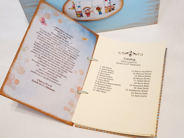 Agenda / album / jurnal personalizat pentru doamna invatatoare / educatoare / diriginta / profesoara, "Cartea cu ganduri". Se realizeaza cu tema dorita.