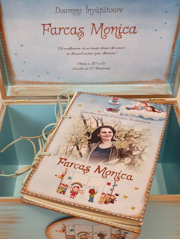 Agenda / album / jurnal personalizat pentru doamna invatatoare / educatoare / diriginta / profesoara, "Cartea cu ganduri". Se realizeaza cu tema dorita.