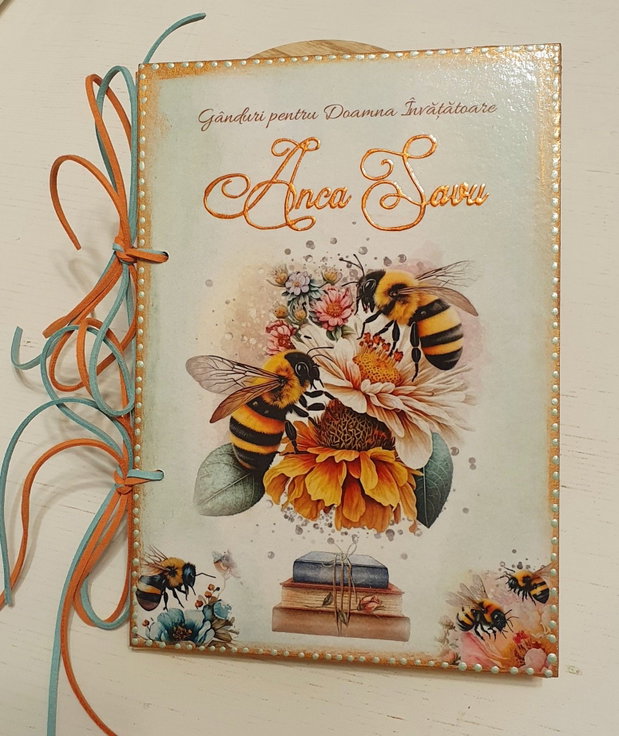 Agenda / album / jurnal personalizat pentru doamna invatatoare / educatoare / diriginta / profesoara, "Cartea cu ganduri". Se realizeaza cu tema dorita.