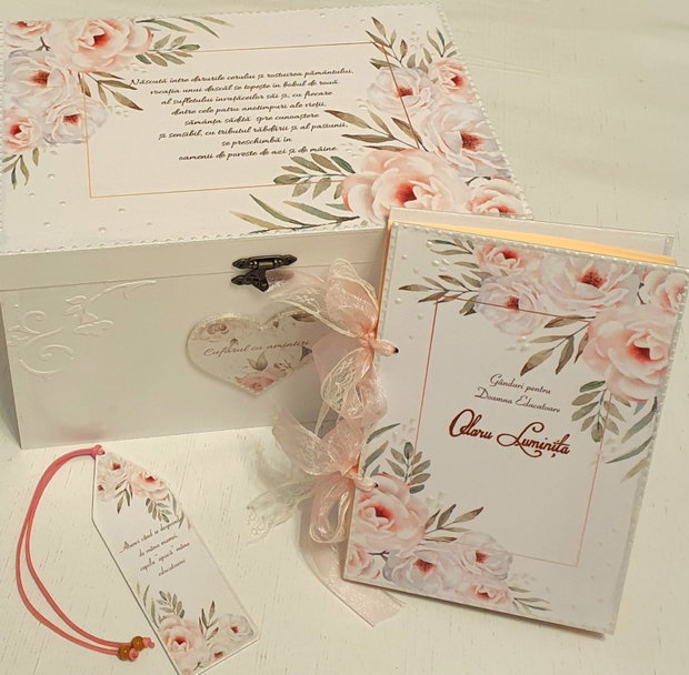 Agenda / album / jurnal personalizat pentru doamna invatatoare / educatoare / diriginta / profesoara, "Cartea cu ganduri". Se realizeaza cu tema dorita.
