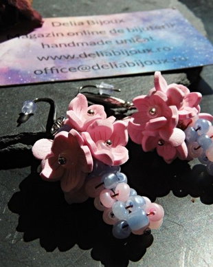 Cercei Sakura Pastel flori delicate din foamiran și mărgele țesute manual (cod1434)