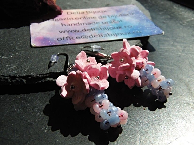 Cercei Sakura Pastel flori delicate din foamiran și mărgele țesute manual (cod1434)