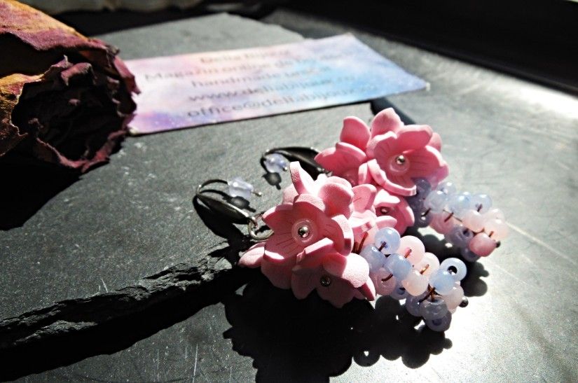 Cercei Sakura Pastel flori delicate din foamiran și mărgele țesute manual (cod1434)