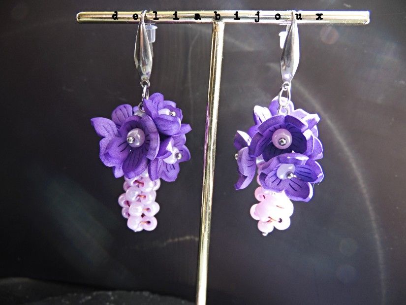 Cercei handmade cu flori sakura din foamiran mov și mărgele lila țesute manual (cod1435)