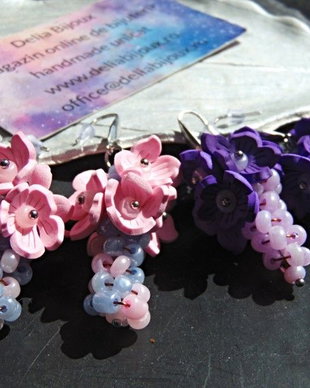 Cercei handmade cu flori sakura din foamiran mov și mărgele lila țesute manual (cod1435)
