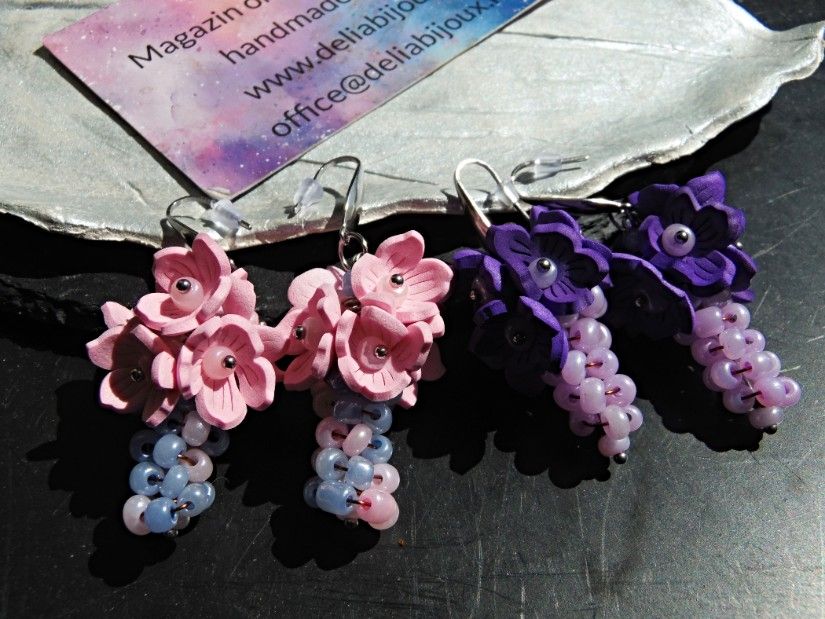 Cercei handmade cu flori sakura din foamiran mov și mărgele lila țesute manual (cod1435)