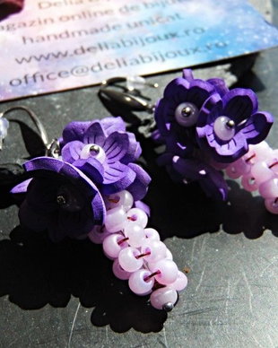 Cercei handmade cu flori sakura din foamiran mov și mărgele lila țesute manual (cod1435)