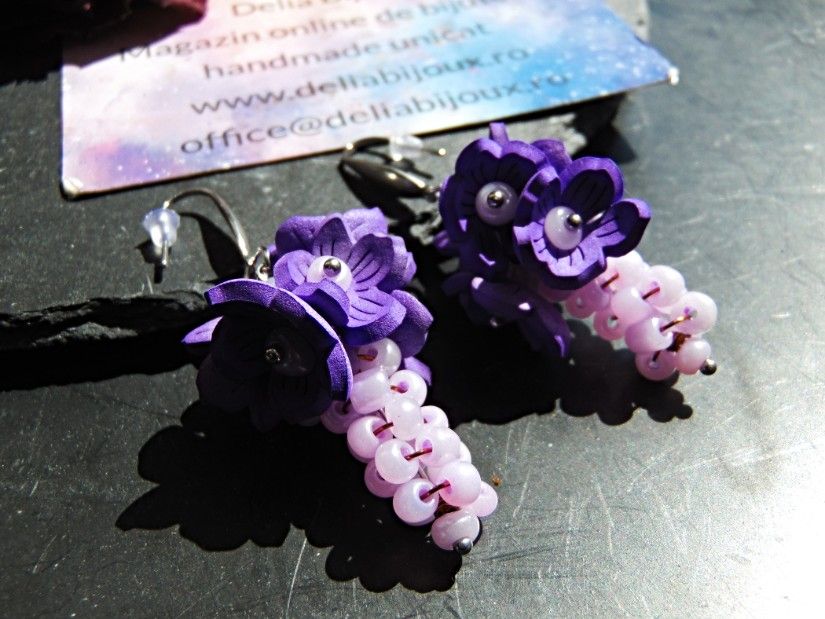 Cercei handmade cu flori sakura din foamiran mov și mărgele lila țesute manual (cod1435)