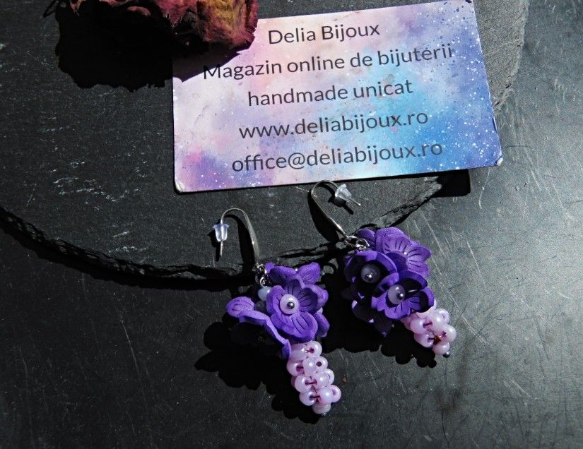 Cercei handmade cu flori sakura din foamiran mov și mărgele lila țesute manual (cod1435)