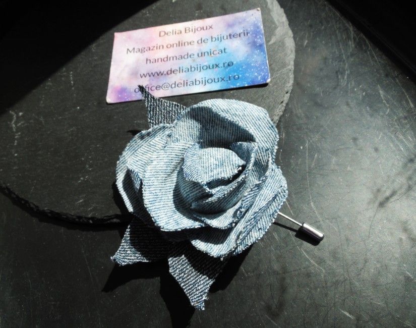 Brosă statement realizată din blugi reciclati accesoriu unic, sustenabil și plin de personalitate (cod1436)