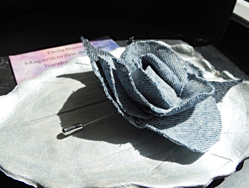 Brosă statement realizată din blugi reciclati accesoriu unic, sustenabil și plin de personalitate (cod1436)