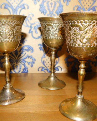 3  cupe/ pocale/ deosebite , interbelice,  lucrate  in mod deosebit, alama  masiva