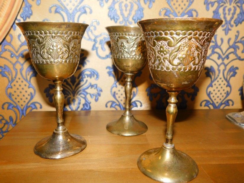 3 cupe/ pocale/ deosebite , interbelice, lucrate in mod deosebit, alama masiva