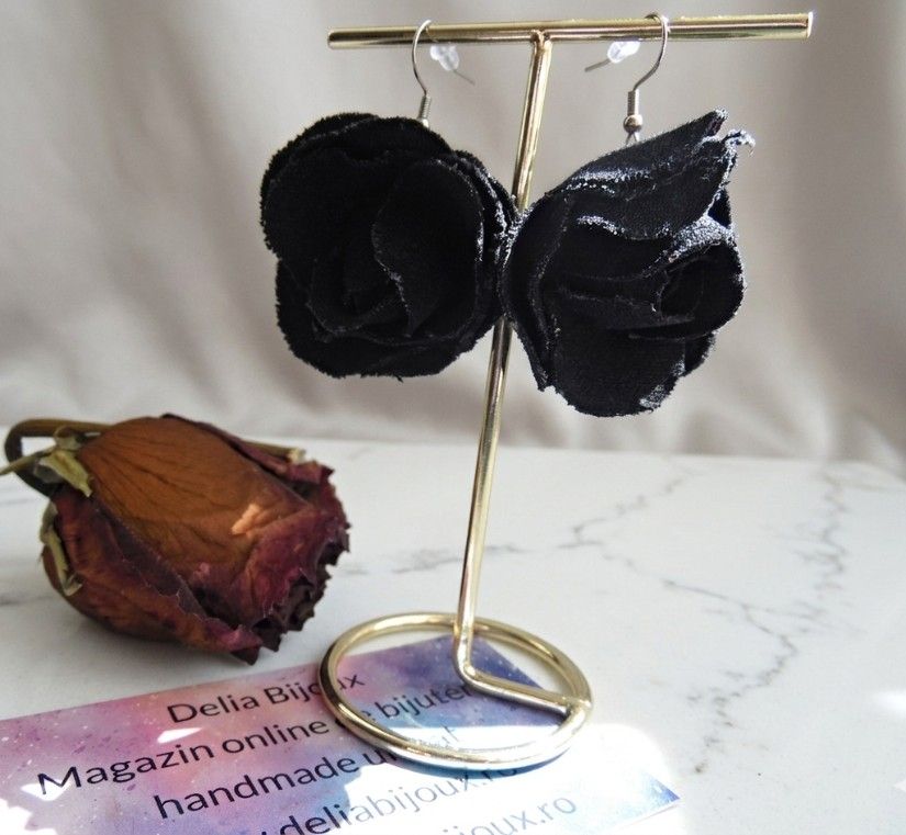 Cercei statement din blugi reciclați flori negre handmade (cod1437)