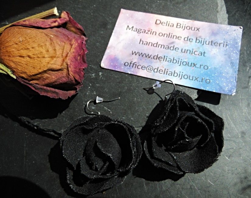 Cercei statement din blugi reciclați flori negre handmade (cod1437)