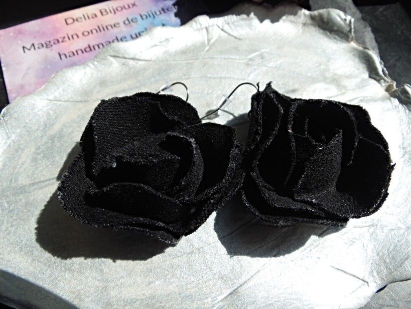 Cercei statement din blugi reciclați flori negre handmade (cod1437)