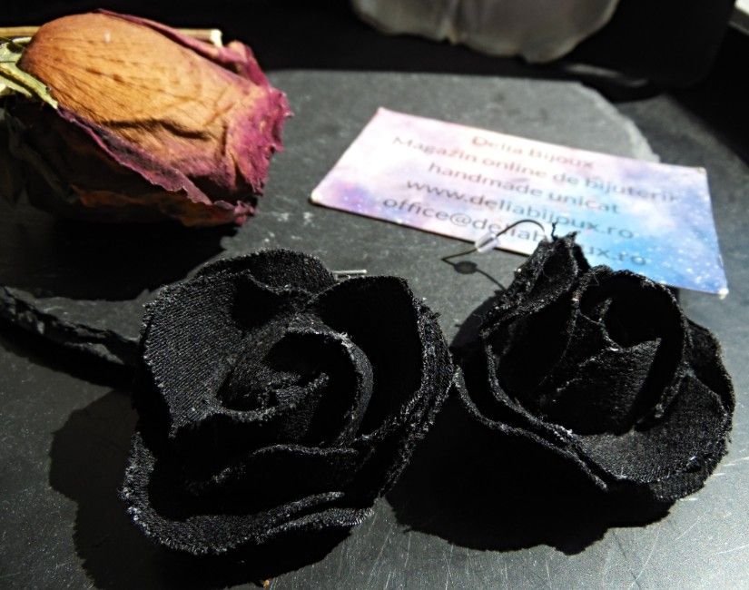 Cercei statement din blugi reciclați flori negre handmade (cod1437)