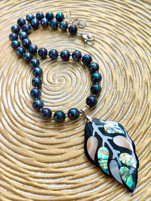 Colier perle de Mallorca negre petrol & pandantiv frunza sidef Paua Shell