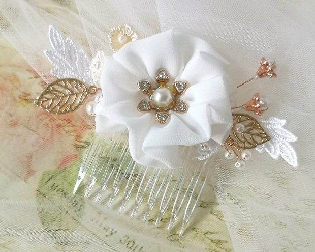 Accesoriu mireasă tip pieptene cu cristale, perle și detalii florale