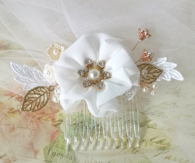 Accesoriu mireasă tip pieptene cu cristale, perle și detalii florale
