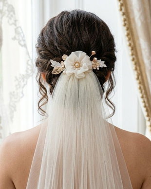 Accesoriu mireasă tip pieptene cu cristale, perle și detalii florale