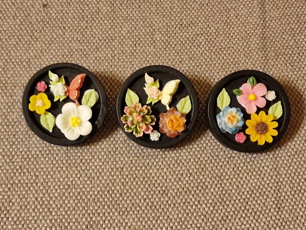 Broșă floral