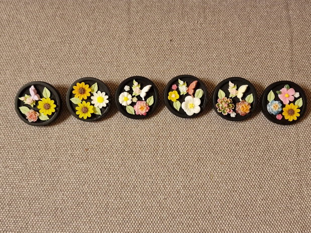Broșă floral