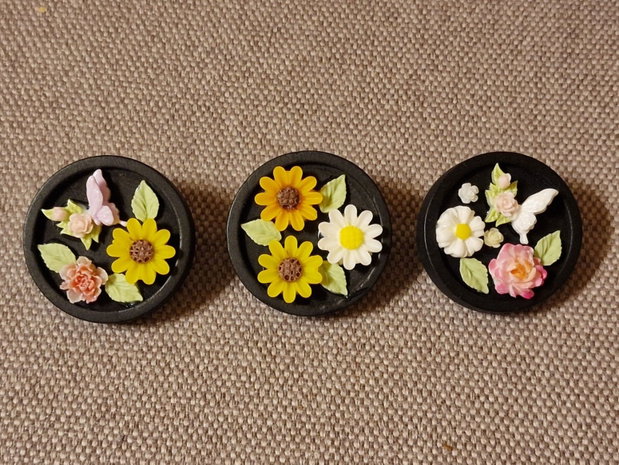Broșă floral