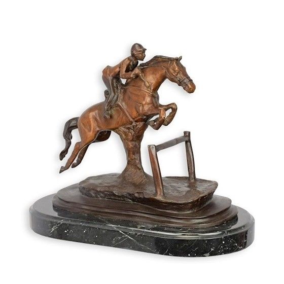 Calaret cu calul sau-statueta din bronz cu un soclu din marmura