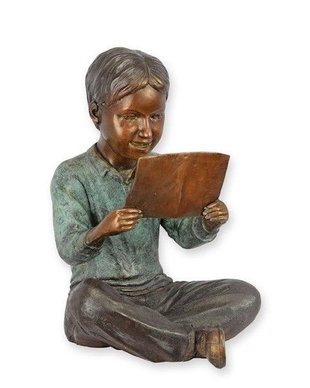 Baietel citind-statueta vieneza din bronz