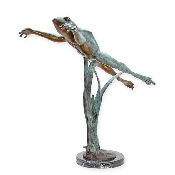 Broasca sarind-statueta din bronz cu un soclu din marmura