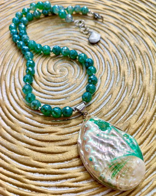 Colier agate verzi & scoica naturala