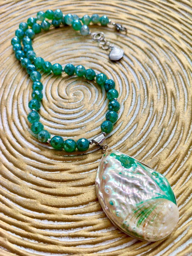 Colier agate verzi & scoica naturala