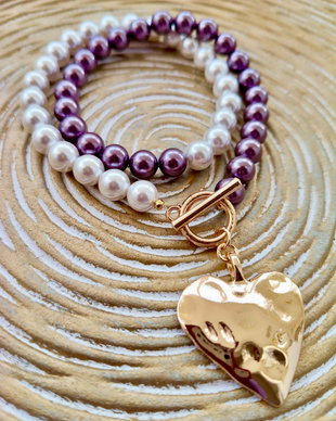 Colier perle de Mallorca albe / mov prafuit & inima vintage aurie