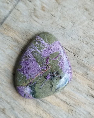 Cabochon stichtit/atlantisit, 34x29x6.5 mm
