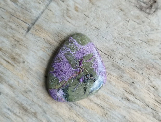 Cabochon stichtit/atlantisit, 34x29x6.5 mm
