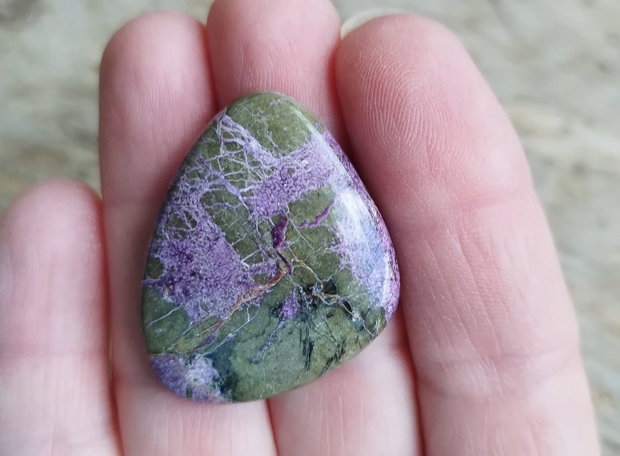Cabochon stichtit/atlantisit, 34x29x6.5 mm