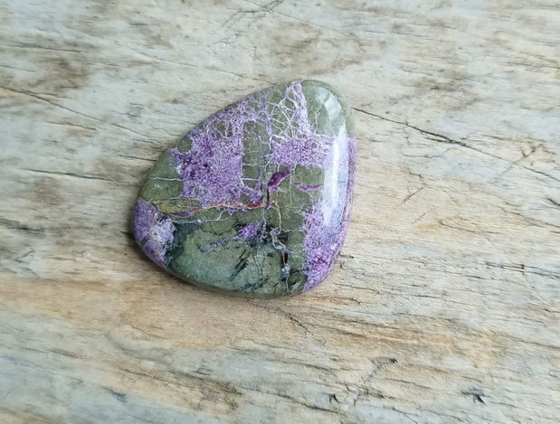 Cabochon stichtit/atlantisit, 34x29x6.5 mm