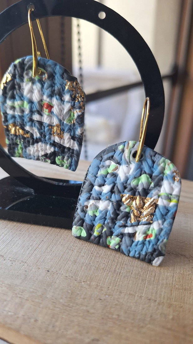 Cercei handmade unicat, formă de arcadă texturată Nuanțe de albastru, alb și verde, detalii aurii