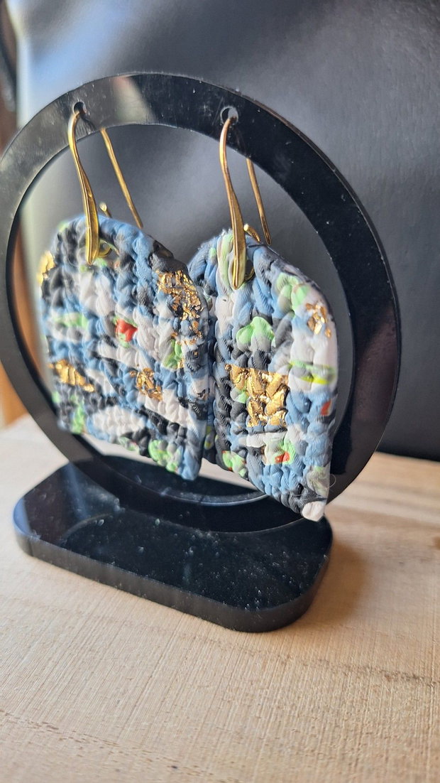 Cercei handmade unicat, formă de arcadă texturată Nuanțe de albastru, alb și verde, detalii aurii