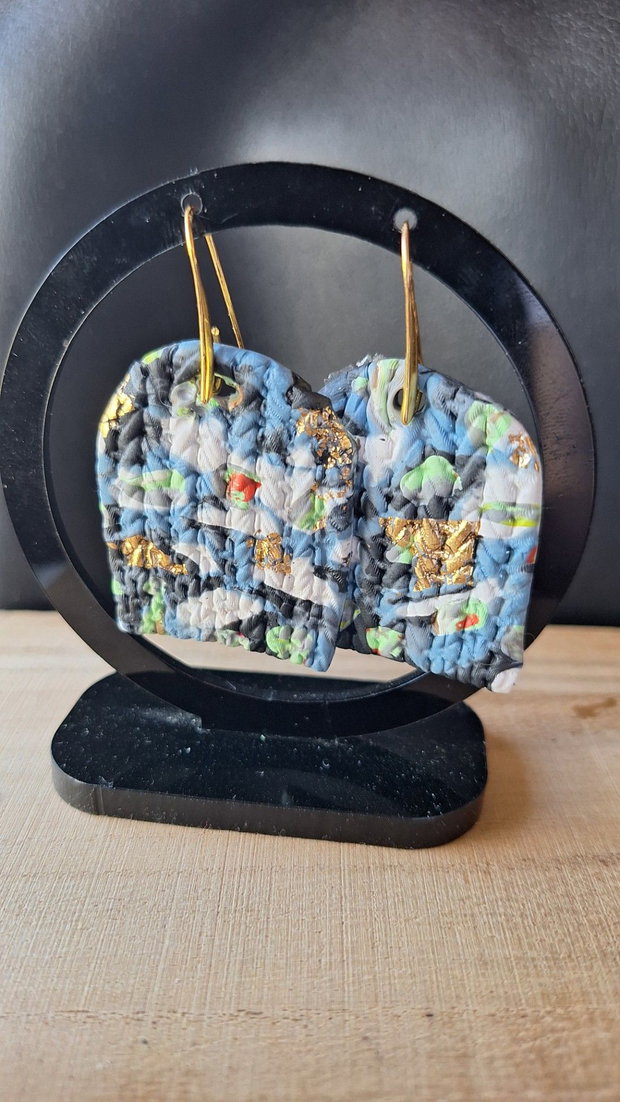 Cercei handmade unicat, formă de arcadă texturată Nuanțe de albastru, alb și verde, detalii aurii