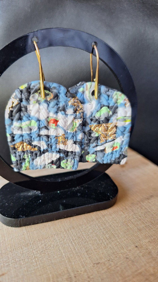 Cercei handmade unicat, formă de arcadă texturată Nuanțe de albastru, alb și verde, detalii aurii
