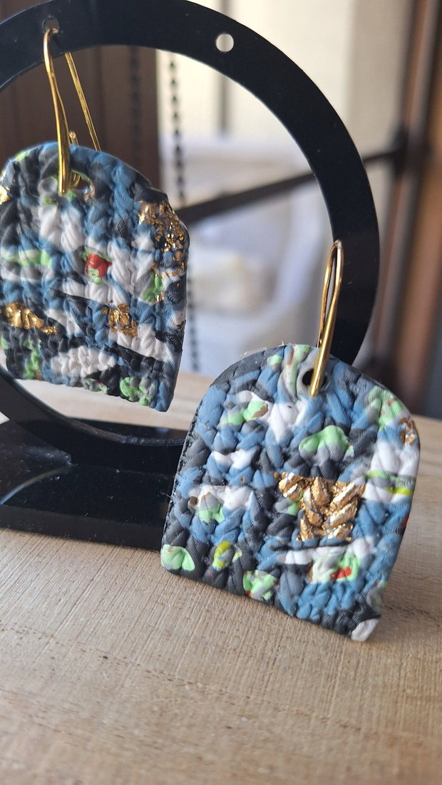 Cercei handmade unicat, formă de arcadă texturată Nuanțe de albastru, alb și verde, detalii aurii