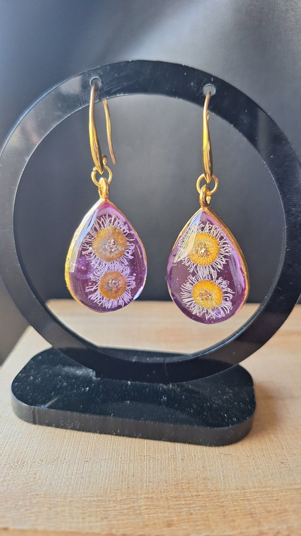 Cercei handmade din rășină cu flori naturale uscate Lila Blossom Formă picătură cu ramă aurie