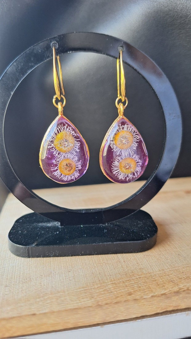 Cercei handmade din rășină cu flori naturale uscate Lila Blossom Formă picătură cu ramă aurie