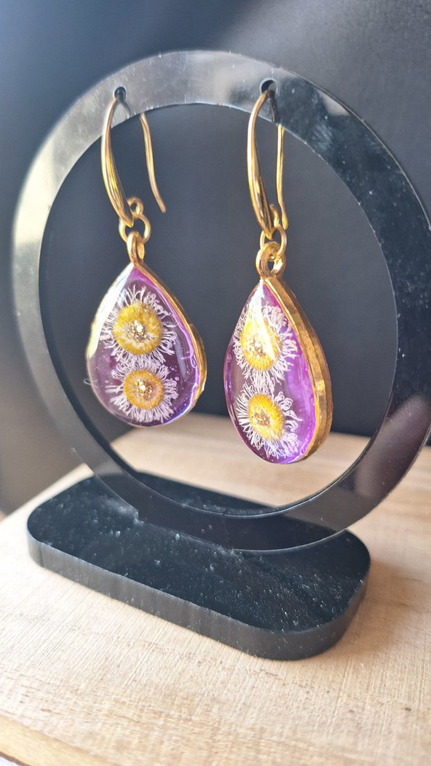 Cercei handmade din rășină cu flori naturale uscate Lila Blossom Formă picătură cu ramă aurie