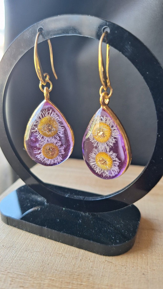 Cercei handmade din rășină cu flori naturale uscate Lila Blossom Formă picătură cu ramă aurie