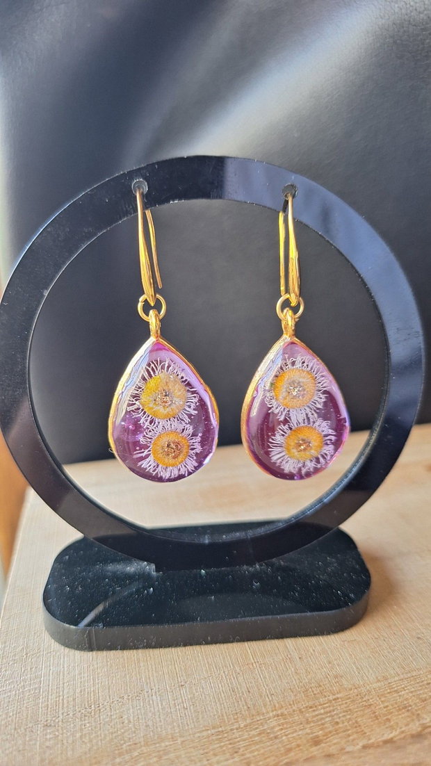 Cercei handmade din rășină cu flori naturale uscate Lila Blossom Formă picătură cu ramă aurie