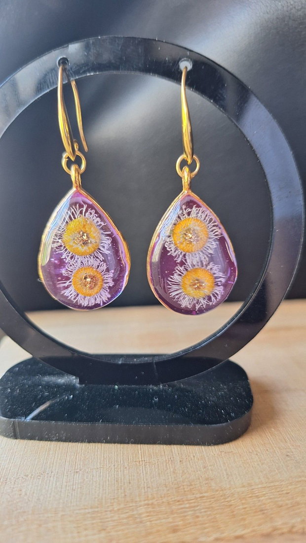 Cercei handmade din rășină cu flori naturale uscate Lila Blossom Formă picătură cu ramă aurie